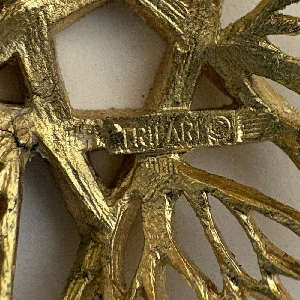 Vintage Signed TRIFARI Goldtone Textured Flower Star Shape Pin Brooch MCM Retro